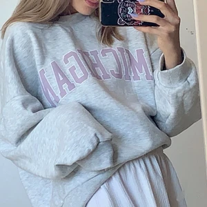 GinaTricot oversized sweather strl L - Säljer min ljusgrå oversized sweatshirt från ginatricot storlek L, den är superskön och mjukt material. Nypris är 250kr 