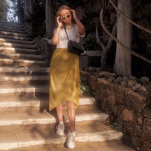 Kjol - Sommrig kjol från zara. Knappt använd. Inga fläckar eller fel. Den är lite stor för mig men knyter in den i midjan. Då ser den ut som på bilden. Köparen stående frakt