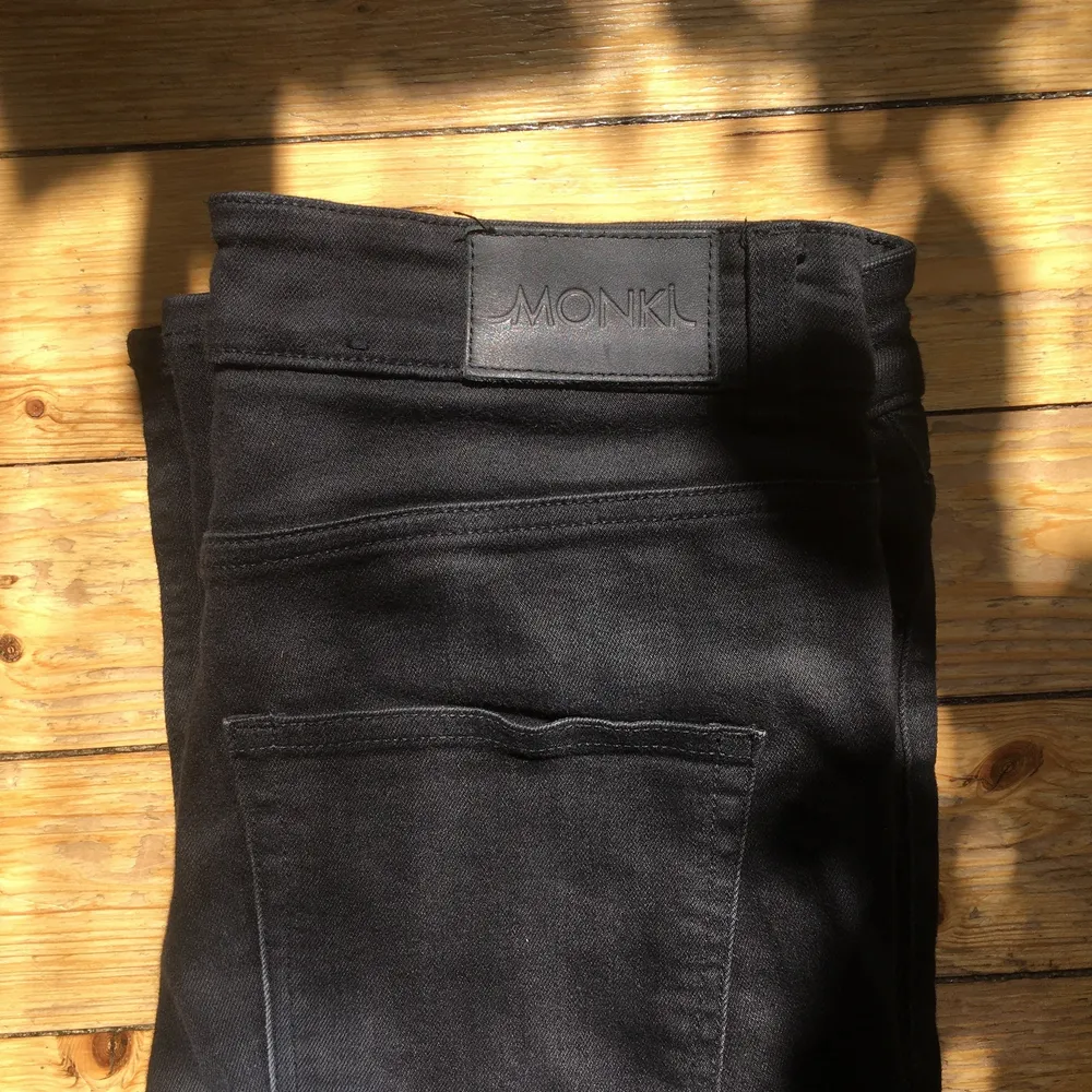 Svarta jeans från Monki i modellen Oki slim high waist. Höga i midjan och smala i benen. Sparsamt använda så i bra skick! Storlek 29 men passar 28 också. Jeans & Byxor.