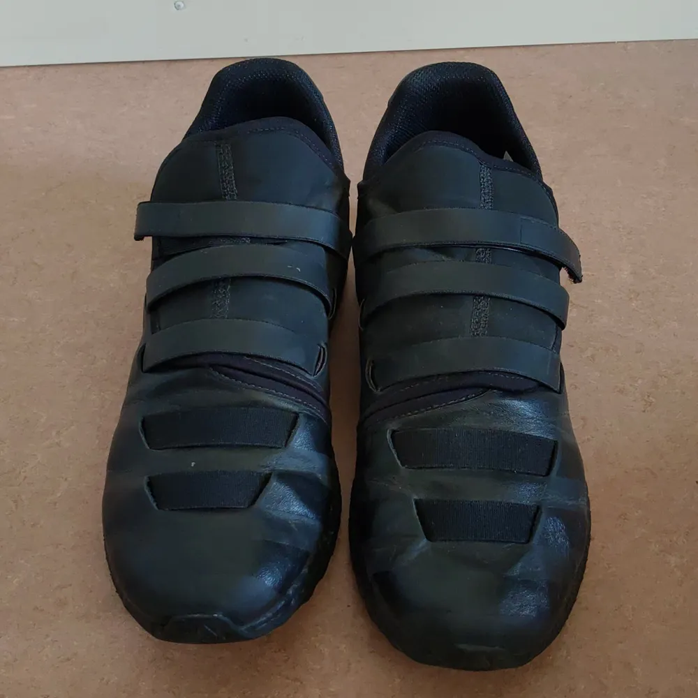 Y3 Zazu sneakers, i storlek 38 2/3. Använts ett fåtal gånger. Säljer då de inte riktigt passar mig. Kommer med orginallådan och skopåsar. Nypris 2500 kr. Skor.