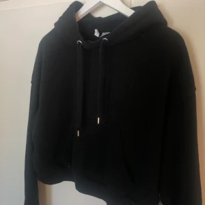 Croppad hoodie - Svart croppad hoodie från hm, bra skick