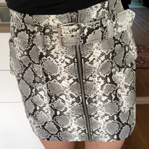 Kjol i snakeprint - Minikjol i snakeprint, använd ca 3 gånger. Frakt ingår i priset. 