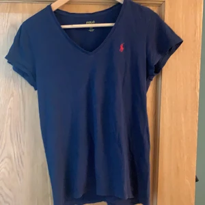 T-shirt från Ralph lauren. Stl M - Marineblå T-shirt från ralphlauren stl M men passar mer S. 80kr, köparen står för frakten.