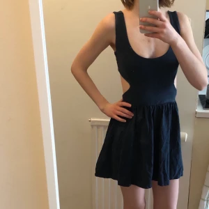 Klänning från Melville - En snygg och somrig kortklänning med fina cut-out detaljer. En riktigt favorit från tiden då jag hade en annan stil! Kommer från märket Melville, inköpt i Italien. Står storlek S men är liten i storleken. Kan mötas upp i Uppsala eller skicka med post. 