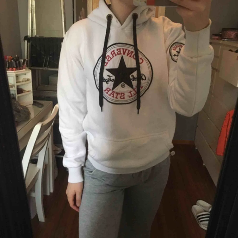 Superfin Converse hoodie! Säljer pga att jag slutat använda hoodie överlag. Har en liten fläck men inget som man tänker på. Du står för frakt☺️. Hoodies.