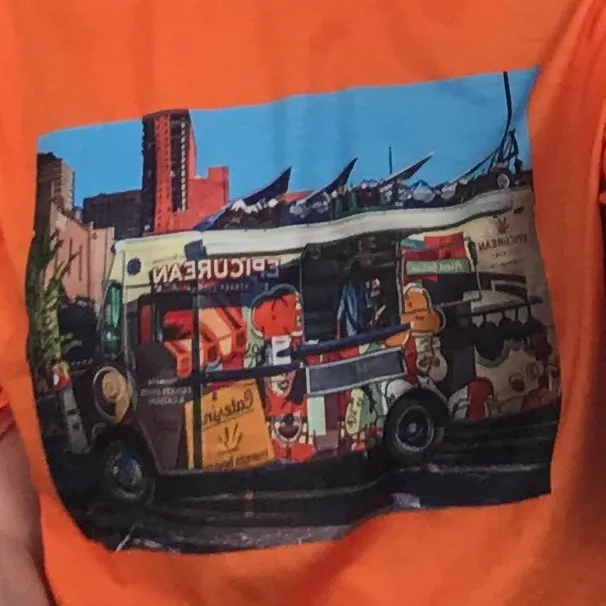 Säljer denna t-shirt ifrån Schein i en lysande orange färg med ett coolt tryck. Frakt tillkommer😊. T-shirts.