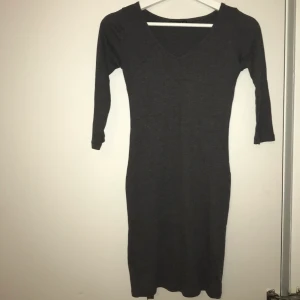 Klänning - Stretchig klänning. Endast använd en gång.