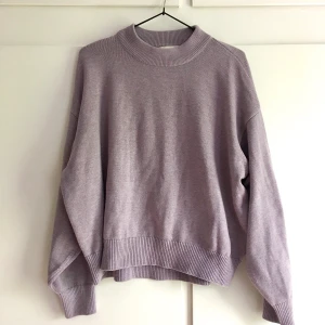 Ljuslila Tröja - ”Dusty-lilac” tröja från H&M. Bra skick. Storlek L men passar XS-L, snyggt oversize.  ✨💜👌🏻