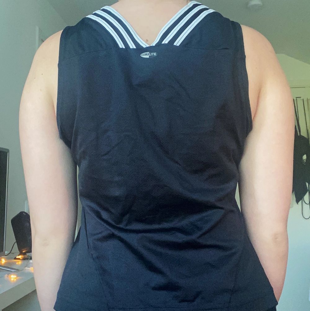 Jättefint träningslinne/tröja från Adidas. Snygg V-ringning och fin detalj i ryggen. Väldigt bra skick och säljer då jag inte använder linnen när jag tränar. Står storlek 42, men passar mig perfekt som vanligtvis är XS/S (jätteskumt 😅) Frakt tillkommer . Huvtröjor & Träningströjor.
