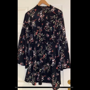 Mönstrad klänning - Jätte fin mönstrad klänning från H&M, använd få gånger.