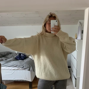 Mysig stickad tröja - Tröja köpt på en second hand butik och är en av de skönaste plaggen jag ägt men använder knappt. Storlek framgår inte men jag har M.