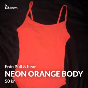 Neon orange body - Neon orange body från pull & bear, precis som ny i strl S  Kan mötas upp eller frakta. Köparen står för frakten!