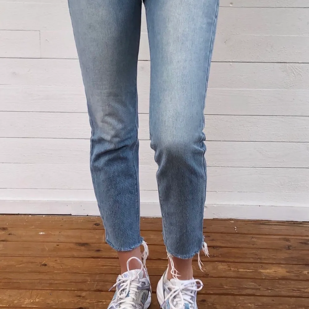 Raka jeans från Lee. ”Raw edges” som är ungefär ankellängd på mig som är 175 cm lång. Modellen heter ”mom straight”. Hör av er vid intresse och bättre bilder! 💞. Jeans & Byxor.