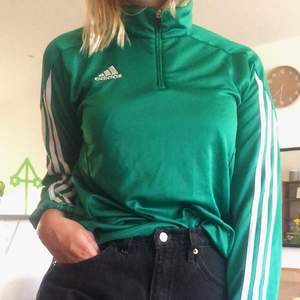 Adidas tröja i snygg grön färg 🐸🧤🦖🦎🐍🐢🐊🦚🐲🐉.  100kr plus 60kr 📦 frakt. Har ett litet slitage, kolla bild 2 ➡️. Syns inte om man har den lite instoppad. 