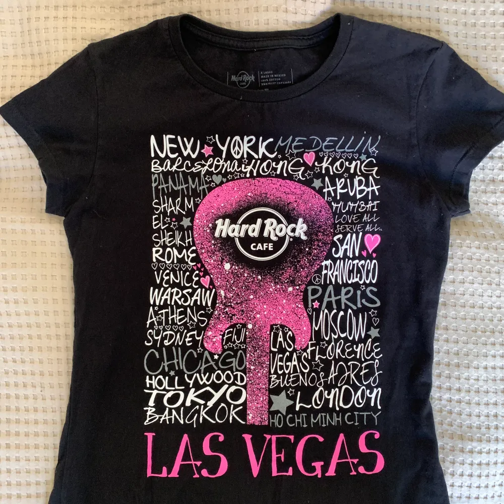 Cool t-shirt från Hard rock Café, de rosa detaljerna ger en glittereffekt. Storleken står XL men skulle säga att den sitter som en M/oversized S.. T-shirts.
