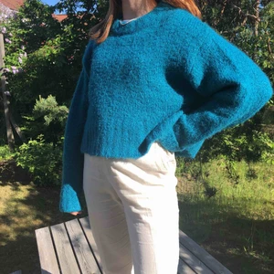  - En grönblå stickad tröja från weekday, superfin till sommarkvällarna. Använt endast en gång<3