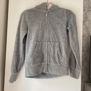 Munktröja ifrån Cubus - Säljer denna munktröja från Cubus. Använd fåtal gånger och är i bra skick.💖storleken är 146/152 men passar även xs