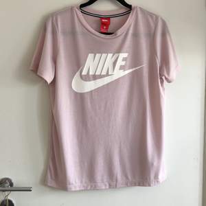 Ljusrosa/gammelrosa Nike T-shirt i storlek M. Passar som oversize om man är storlek S, sitter normalt på en M/L. Använd ca 10 gånger. Frakt ingår i priset