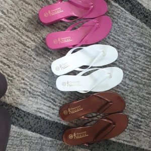 Skor mini klackar - Säljer klackarna helt nya det är fejk storlek på dom är bra och färgglada 