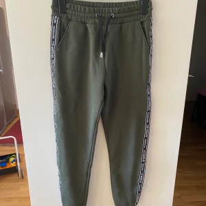 Helt oanvända joggers i fin grön färg!  - Joggers från H&M. Prislapp kvar! Jätte fina! Köparen står för frakt! 