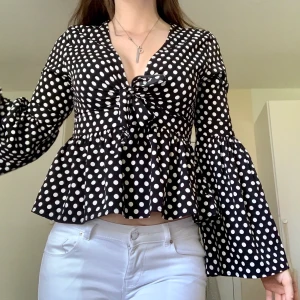 Blus/topp - Priset går att diskutera vid snabb affär! Toppen är från NA-KD och är i storlek 38 (S-M). Den är använd endast ett fåtal gånger 