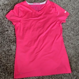 Träningströja från nike - Träningströja från nike i barnstorlek. Storlek xl men motsvarar 158-170