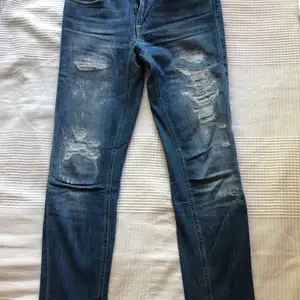 Snygga jeans med slitningar ifrån Dondup. Modellen ”Monroe” i tvätten ”sakay”. Väldigt bra skick, sparsamt använda och i bra kvalité! 