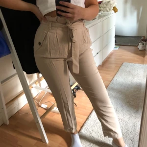 Kostymbyxor  - Fina kostymbyxor i super skick. Skrynkliga på bilden men stryker givetvis till dom vid köp:) 150 + frakt. Dm för fler bilder🥰