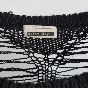 Stickad tröja  - Cool hål-mönstrad stickad tröja med 3/4 ärm. Passar XS-M beroende på hur tight man vill ha den. Jag är oftast small :) frakt ingår!