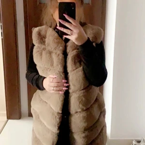 Pälsväst  - En snygg beige pälsväst (inte äkta päls) endast använd 2 gånger 