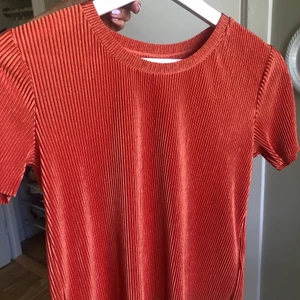 & other stories topp! - Otroligt fin plisserad topp från and other stories! En fin orange färg som passar perfekt till sommaren🍊 storlek 34