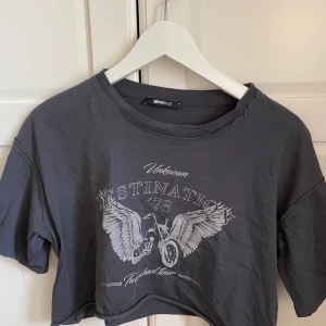 Croppad t shirt - Croppad tshirt från gina i storlek M, säljer för 60 kr 