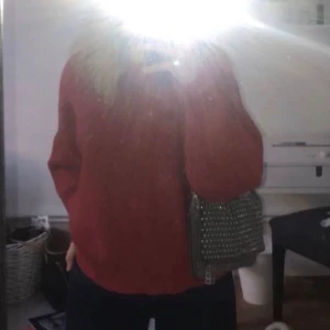 Zara tröja - Hej, jag säljer en tröja ifrån zara! I storlek small. Säljer den för 100kr ink frakt!