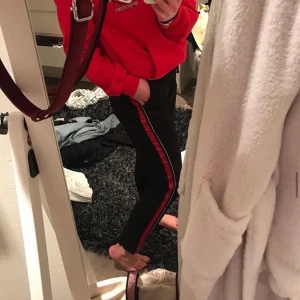 Kostymbyxor med ränder - Snygga till allt speciellt en röd tröja så det matchar lite