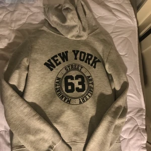 Huvtröja - En jätteskön tröja. Passar perfekt till hösten och vintern. Säljs bara i Helsingborg 