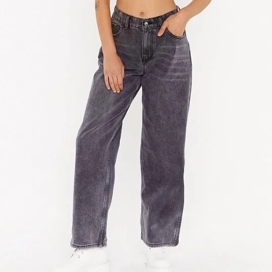 Ett par mörkgråa 90-talsliknande widelegged jeans från Nasty Gal (modell Dru, samarbete med EmRata). Supersnygga byxor, tyvärr lite för stora för mig. Storlek 34, passar 34-36. Kan sänka priset vid snabb förhandling. Frakt 50:-. Jeans & Byxor.