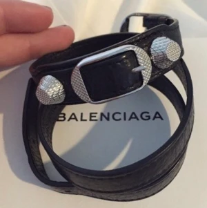 Balenciaga armband - Svart balenciaga armabnd med silvernitar. Använt ca 1 år men fortfarande fint skick. Köpt för 2000 på Mytheresa 2019 💘💘💘💘💘💘 BUD PÅ 850 SÄLJER INTE FÖR LÄGRE
