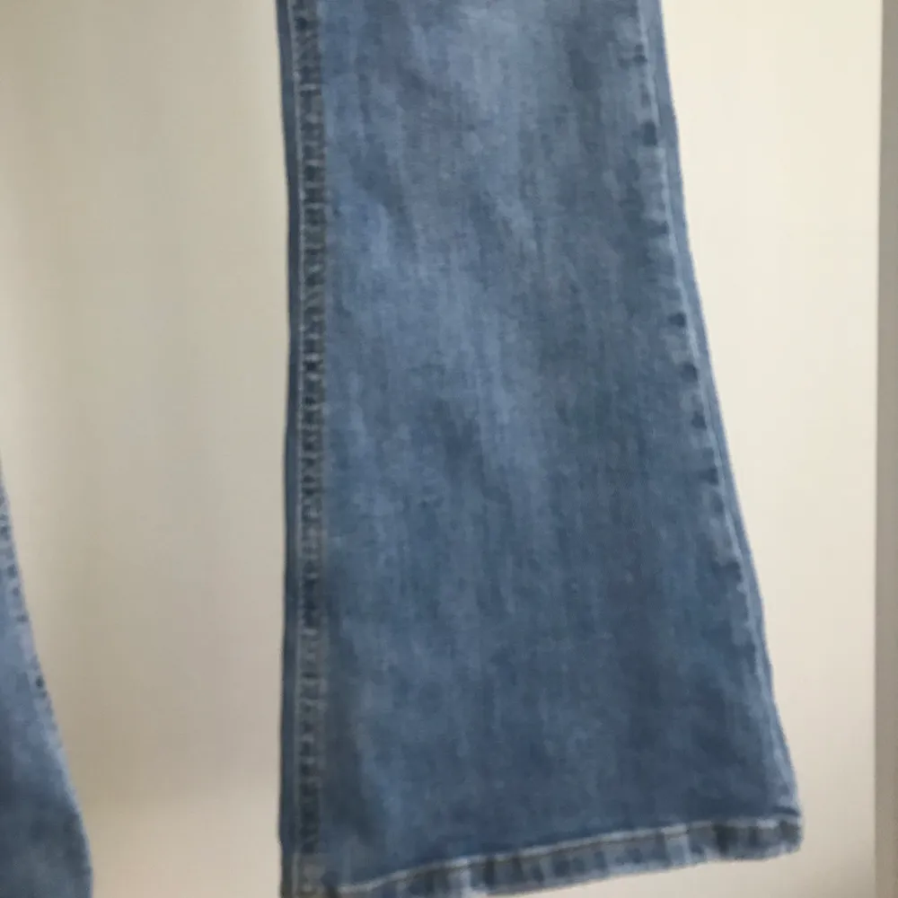 Ljusblå bootcut jeans från Gina tricot. Köptes för cirka  300kr säljer för 65kr då de tyvärr blivit för små för mig. Köparen står för frakt. Pris skulle kunna diskuteras💕 . Jeans & Byxor.