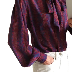 Knytblus med vida ärmar - Mönstrad knytblus med vida ärmar. Second hand. Hämtas på Södermalm eller skickas.