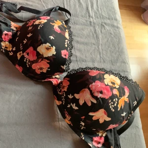 Bh - Superfin blommig bh, stl 75b. Nyskick