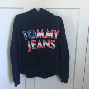 Hoodie från Tommy hilfiger - Blå Hoodie från Tommy hilfiger köpt på kidsbrandstore!! Storlek 176, använd ca 5 gånger! 