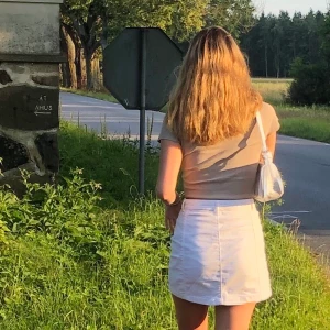 Vit jeanskjol - Vit jeanskjol från Gina tricot, mycket bra skick. Köparen står för frakten :)