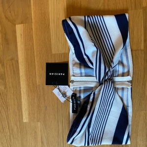 Croptop - Helt oanvänd croptopp som är jättesöt nu till sommaren. Lappen sitter kvar. Från märket parisian 