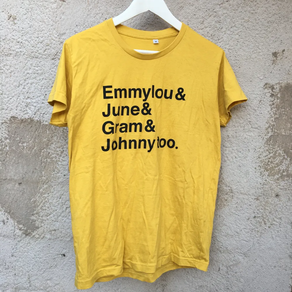 Supercoola T-shirt med text från First Aid Kit låt: emmylou. Inköpt på deras konsert i Globen förra vintern. Knappt använd så är i nyskick! 100% bomull. Köparen står för frakt. . T-shirts.