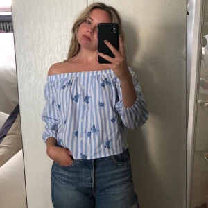 Skjort-topp - En asgullig skjorta som är offshoulder! Så luftig och skön på sommaren (har fina små broderier av blommor på sig) 🌸 aldrig använd men köpt på hollister