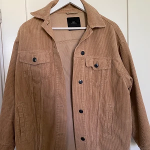 Manchester jacka  - Beige manchesterjacka från Zara