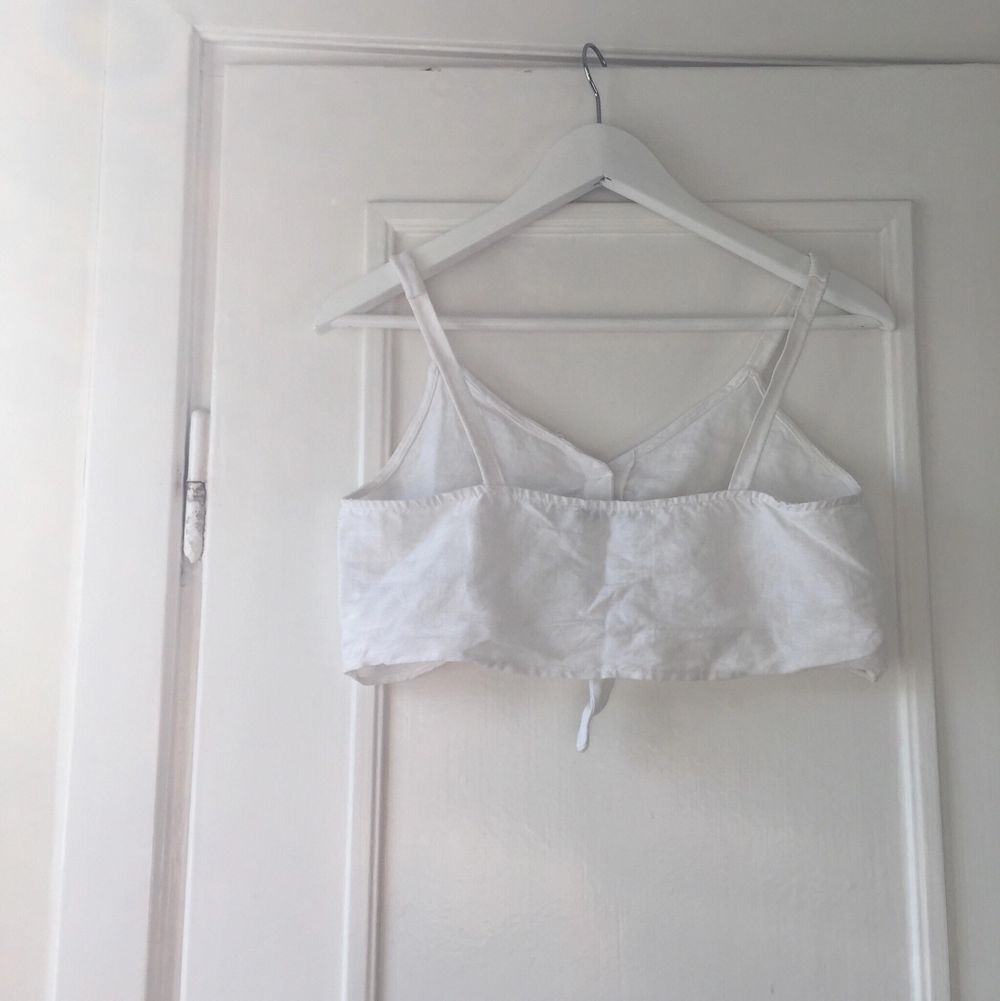 Denna jättefina somriga topp har blivit för liten för mig dessvärre. Det står att den är i storlek M men den är i S snarare. Passar nog XS också. Observera att den är lite insydd i banden då den var väldigt lång förut, det kan dock säkert tas bort. . Toppar.