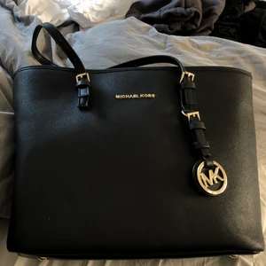 michael kors väska - Säljs då jag bytt stil och inte får använding av den. Den är äkta. Guld detaljer. Tyvärr har blixtlåsen uppe gått sönder, inget som syns men den går inte att stänga. Där av priset. Bortsett från det är den i mycket fint skick! Nypris ca: 3300kr 