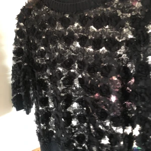 Svart blus med blommor - Svart blus (lite cropped) super söt!! Använd 2 gånger! Frakt tillkommer 
