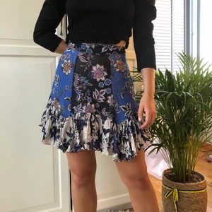 Kjol - Verkligen en favorit!!! Super fin kjol med fina mönster och färger!! 